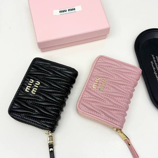 Miumiu 793颜色 黑色 粉色 尺寸：12*8.5 Miumiu专柜最新款！专柜爆款热力来袭，经典提花压纹设计，釆用顶级进口小羊皮，皮质细腻柔软，做工精细