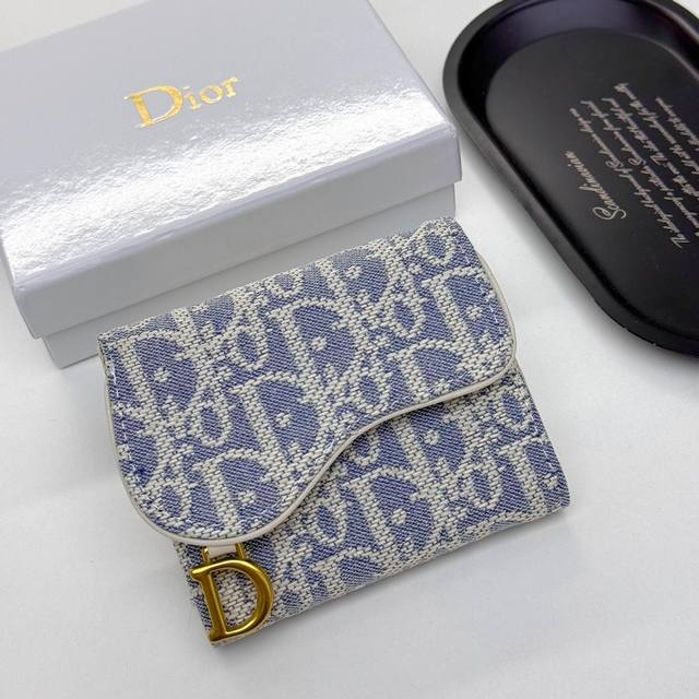 Dior 0612颜色 黑色 枣红 乳白色 尺寸 11*10*2Dior专柜最新款火爆登场！采用头层牛皮，做工精致， 媲美专柜！多功能小卡包，超级实用！