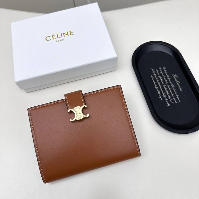 Celine 4770颜色：黑色 棕色 老花 尺寸：14*11*2 Celine专柜同步，采用进口小牛皮，金色饰面，Triomphe 金属按扣开合，七个信用卡位