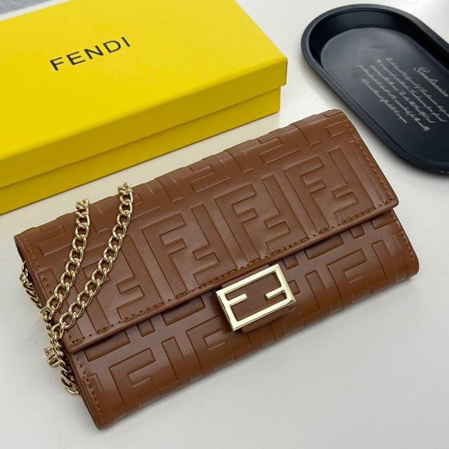Fendi 621666颜色 棕 红 灰尺寸 19*10.5*3.5 Fendi 专柜同步，可肩背专柜品质顶级进口牛皮 海外订制钥匙扣五金 做工油边精湛