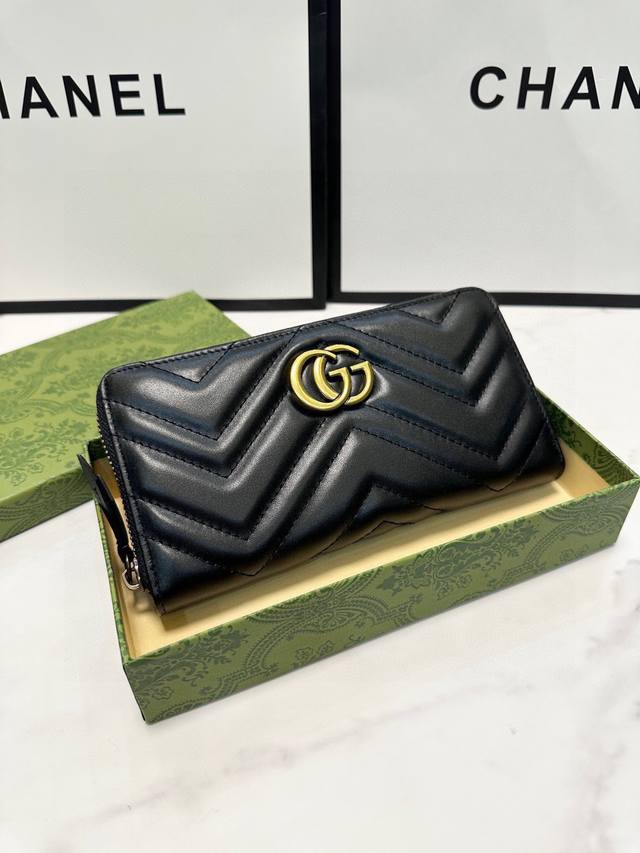 颜色 黑尺寸 19X10Guccl官网同步Gg Marmont系列单拉链钱夹采用进囗头层羊皮打造，配以人形纹设计，经典简约时尚大气！