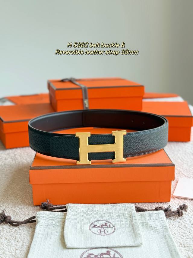 H 5382 精品五金 搭配进口 黑 Togo皮 宽度38Mm 以其精湛工艺高品质材料和经典设计备受推崇 是男士腰带顶级选择 简约大气 适合商务和休闲场合 产品
