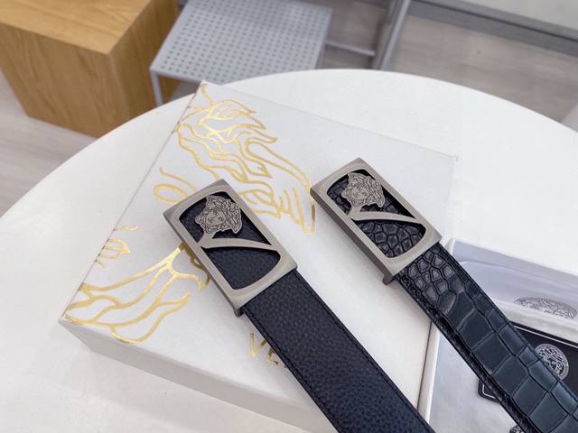 范思哲-纯牛皮 高档货 纹路清晰 手感超好 炸街 宽度:3.4厘米 配套美国Simon-全套包装 正品一致的吊牌全套包装 配纸袋 礼品盒 亲们下单一定备注腰围 范思哲-纯牛皮 高档货 纹路清晰 手感超好 炸街 宽度:3.4厘米 配套美国Simon-全套包装 正品一致的吊牌全套包装 配纸袋 礼品盒 亲们下单一定备注腰围