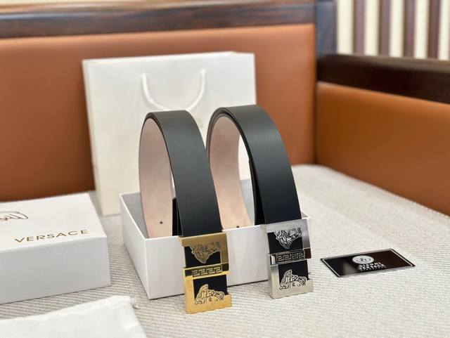 Versace 范思哲 3.8Cm双面原版皮，创造了一个时尚帝国，代表着一个品牌家族，Versace的时尚产品渗透了生活的每个领域，其鲜明的设计风格，独特的美感
