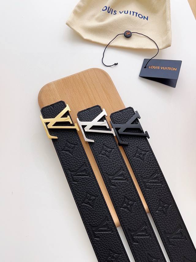 Lv专柜同步最新系列，搭配精致雕扣头 媲美代购欢迎对比时尚百搭，品味的体现，休闲高大上！ Iphone实物实拍， 腰带上身效果超好，抓紧转图 专柜全套包装