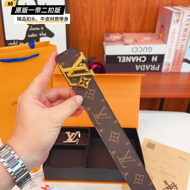 1带1扣 1带2扣 路易L家 双扣版 1带2扣 正版开模 此款腰带双面采用原厂牛皮带身，精密电镀标志性五金搭扣 对版专柜。3.8Cm 如需木盒40