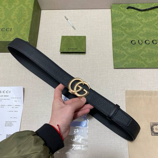 品牌：古驰Gucci 等级：原版品质.头层牛皮 专柜售经典爆款开模。油边精致 电脑车线 手感柔软.实物拍摄无修饰 上身效果超好、长度可裁剪.配专柜全套包装.送礼