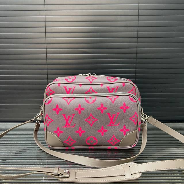Louisvuitton 路易威登 Nil 仿旧银色金属件 Monogram Glow 涂层帆布 单肩手提包 灰色拼粉红色 单肩斜挎手提包 邮差包 经典百搭 实