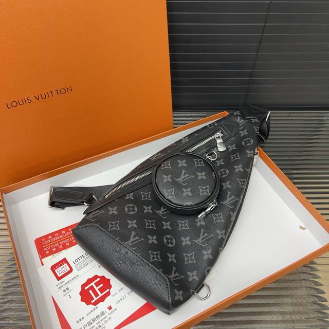 Louisvuitton 路易威登 二合一 Duo胸包 斜挎包 男女通用单肩包 经典百搭 实物拍摄 原厂原版面料 配送防尘袋 20 X 40 Cm。
