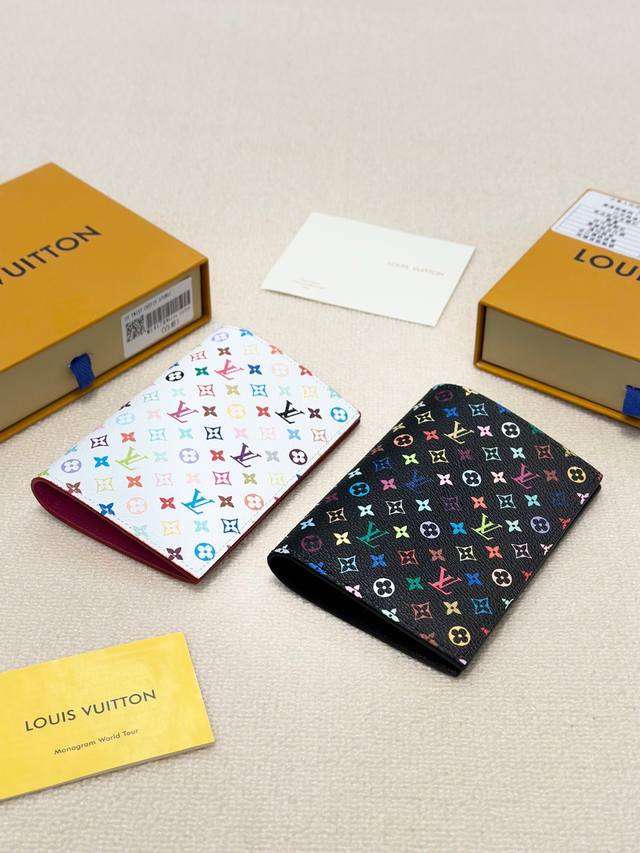 颜色 黑彩 白彩尺寸 10.5X14.5官网同步护照夹一边卡位一边护照位〕还可放少许现金和机票，实用主义，大方得体，做工精致无比！