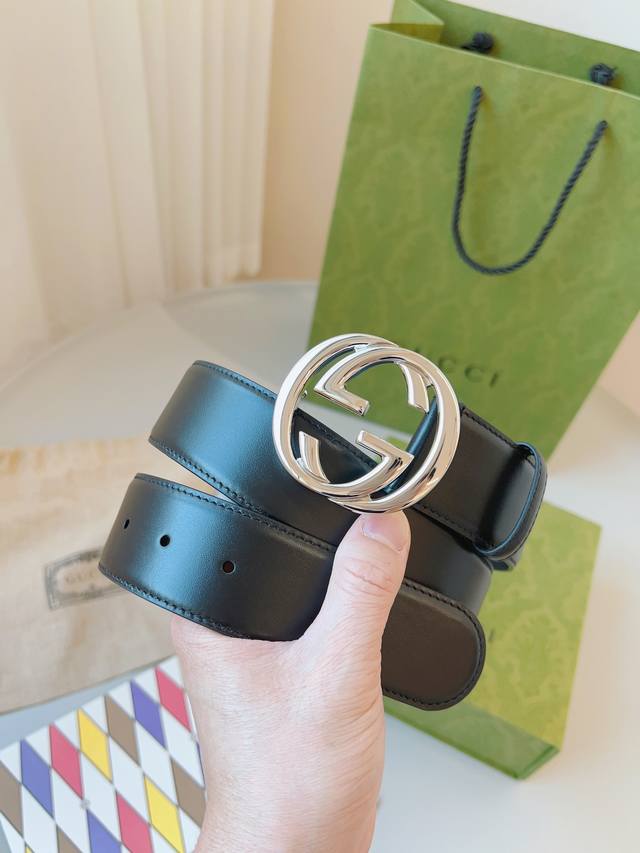 Cruise 系列的外观将功能性与时尚感相结合。这款优雅的腰带采用黑色皮革制成，饰有互锁G型五金配件。 黑色皮革 钯色调五金件 互锁G 4.0宽度