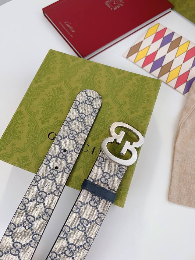 经典元素继续以各种新颖别致的方式呈现在Gucci各系列中。品牌字母交织造型配件亮眼呈现于Gg Marmont系列之上，与富有辨识度的腰带扣交相辉映，令整个设计魅