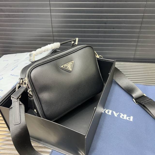 Prada 普拉达 Brique 三角形徽标单肩包 邮差包斜挎 黑色三角标邮差包 规格22 X 16 Cm