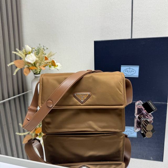 顶级原单 春季新款小号尼龙单肩包1Bd313混搭理念贯穿于Prada的叙事语言中，藉由材质、廓形和功能之间别样的趣味组合，诠释出充满创意的设计。这款翻盖式单肩包