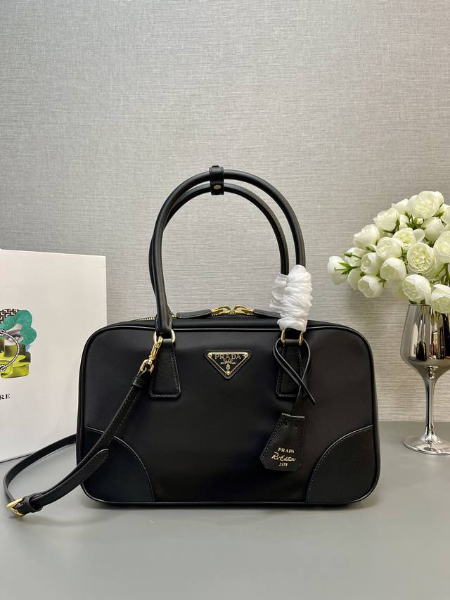 顶级原单 配肩带 中号30Cm 新款中古包1Bb115到货啦这款双提手手袋选用再生尼龙打造，融入特有的风格元素，搭配精致的Saffiano皮革细节，彻底颠覆人们