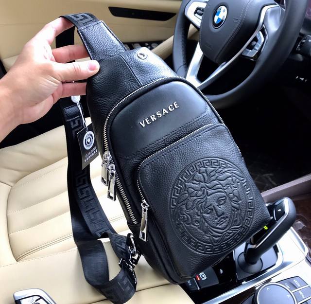 批 。 范思哲 胸包顶级高端大气进口原版头层牛皮，耐磨耐。资深裁缝立体剪裁完美版型上身效果极佳设计理念独特，实物拍摄．触摸可及的效果 尺寸：18X31X7Cm