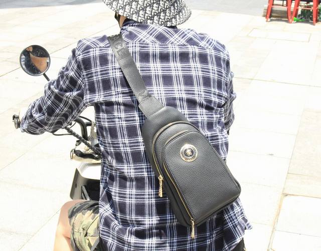 P 断货王 范家中古款 胸包 本款采用 原厂荔枝纹头层牛皮 ，释放英朗气度。帆布肩带及内衬为品牌经典注入可持续理念，拉链前袋和顶部小号拉链袋再添实用细节。 涂层