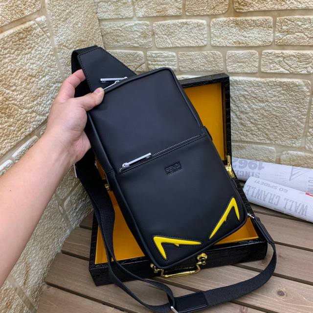型号：F7395-1 芬迪Fendi小怪兽长方形背包男士斜挎胸包，以黑色科技布料制成，缀以同色系皮革。旅行体验极佳的包袋，设有两个隔层和实用的尼龙肩带，长度可调