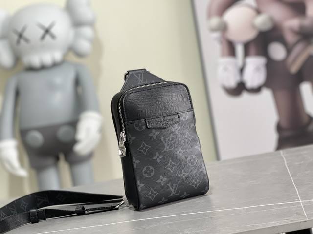 M30741 Outdoor 单肩包 Taigarama 系列全新推出此款 Outdoor 单肩包，采用柔韧 Taga 皮革和经典帆布塑造动感构型。尺寸恰宜容纳