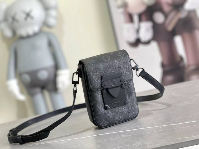 M81552 克花全新 S-Lock Vertical Wearable 钱夹将标志性 Monogram 图案压印于雅致 Taurillon 皮革，再以磁扣开合