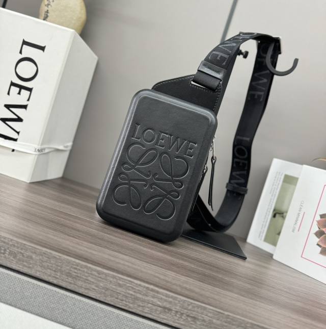 Low 光滑牛皮革Molded Sling是一款实用的斜挎包，配有*Lw *织带和可旋转的品牌标志滑块，使肩带能够贴合身体。此版本采用光滑牛皮革制成。*可斜挎*