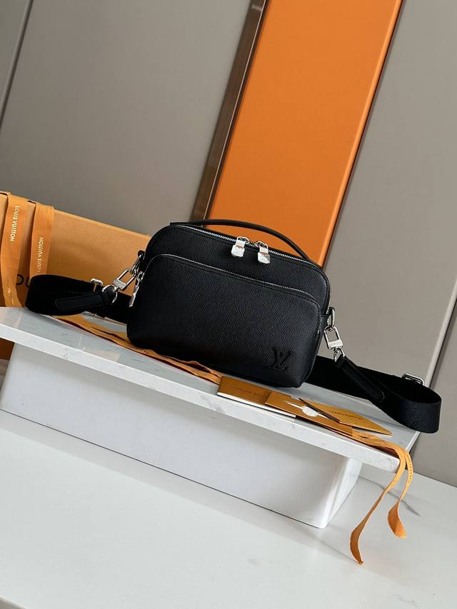 顶级原单正品开发，全钢五金District 小号邮差包采用深染 Taga 皮革，搭配拉链前袋，以方正构型和适宜尺寸成就日常佳选。可调节肩带方便肩背和斜挎！！型號