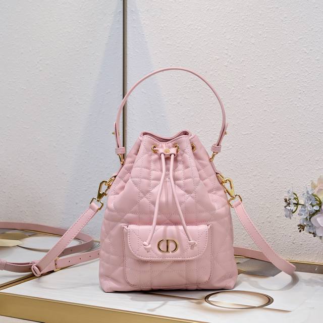 批 这款Dior Caro 水桶包是二零二五秋季成衣系列新品,彰显 时尚优雅风范。采用黑色羊皮革精心制作,饰以超大藤格 纹缉面线,设有一 - 个抽绳隔层。正面翻 批 这款Dior Caro 水桶包是二零二五秋季成衣系列新品,彰显 时尚优雅风范。采用黑色羊皮革精心制作,饰以超大藤格 纹缉面线,设有一 - 个抽绳隔层。正面翻