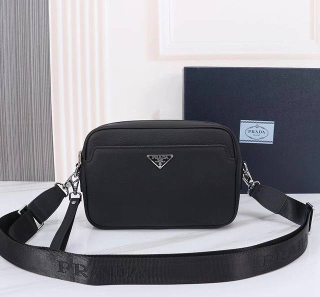 最新款来袭Prada 普拉达 斜挎两用包，进口顶级头层原版，手感舒适 皮质超柔 简单大气的Logo 高端休闲版型 品质气质同步而行型号：77580-2，尺寸：2
