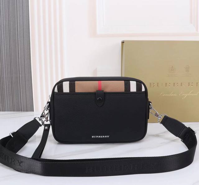 最新款来袭Burberry 博柏利 斜挎两用包，进口顶级头层原版，手感舒适 皮质超柔 简单大气的Logo 高端休闲版型 品质气质同步而行型号：77581-2，尺