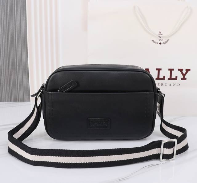 Bally巴利男士斜挎 Size:27X8X18Cm 头层牛皮制作，定制五金配件，拉链开合既方便实用又增加安全感。正面饰有品牌Logo，背带为品牌标志性的Tra