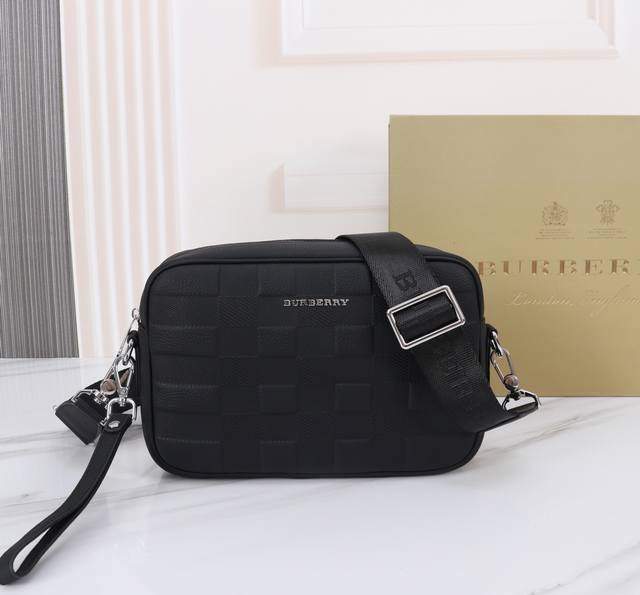 最新款来袭Burberry 博柏利 斜挎两用包，进口顶级头层原版，手感舒适 皮质超柔 简单大气的Logo 高端休闲版型 品质气质同步而行型号：33578-2，尺