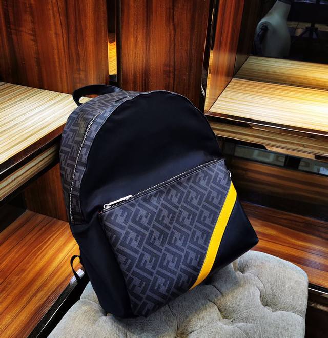 批 顶级原单 型号：33220-1芬迪Fendi 新款布配皮书包出货芬迪小怪兽背包升级版原单品质 每一个细节跟足对版双肩包尼龙拼接黑色皮革背包嵌入Bag Bug