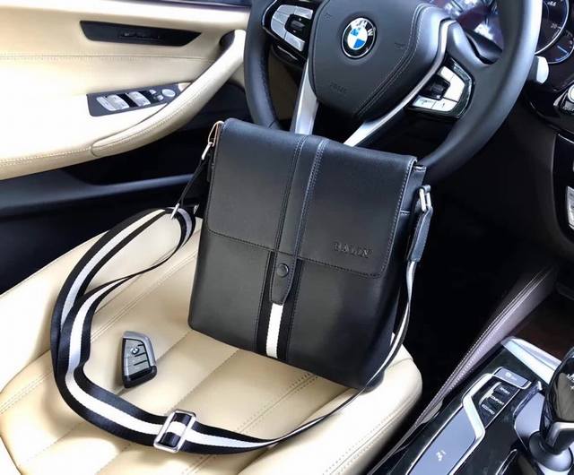 批 。 好货 官网同款旅行多用斜挎包出货进口小牛胎皮精制而成实拍不修图每个细节都看的见头层牛皮经久耐磨手感舒适零返修原版Ykk五金不易氧化欢迎对比细节独树一帜B