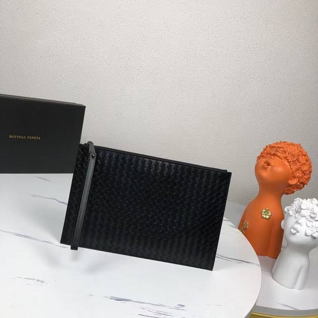 配盒子 Bv原单品质采用进口订制打蜡牛皮奢华纯手工新风格编织皮质越用越油亮全新设计型号：2860#，颜色：黑色，尺寸30*20Cm。