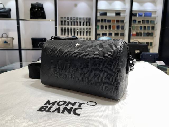 万宝龙系列邮筒包 经典黑，从品牌丰厚的书写文化中汲取灵感，点亮焕新色彩搭配，柔软材质打造多元造型，让包袋随行，风格自叙，万宝龙大型六角白星增添尊贵风范，尺寸：2