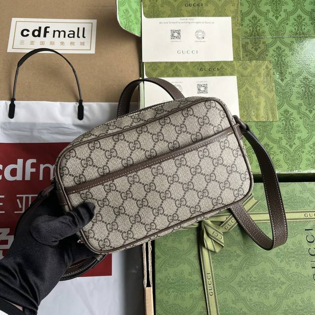 配全套原厂绿盒包装 Gg水晶帆布迷你肩背包。Gg水晶帆布蕴含丰富的运动型格和当代质感,得以备受青睐。典藏标识焕然巧妙融入闪亮耐用的面料,为 秋冬系列男士经典单品 配全套原厂绿盒包装 Gg水晶帆布迷你肩背包。Gg水晶帆布蕴含丰富的运动型格和当代质感,得以备受青睐。典藏标识焕然巧妙融入闪亮耐用的面料,为 秋冬系列男士经典单品