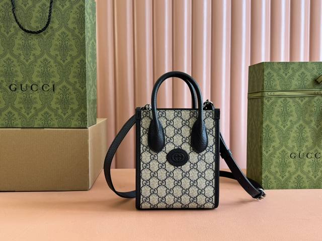 原厂皮 实物拍摄 Gg Retro Mini Tote 吹爆这只迷你小托特， 很庆幸能够全网第一个拿到这个包， 完全就是我的菜，最近的心动款 之前做过剧透了，因