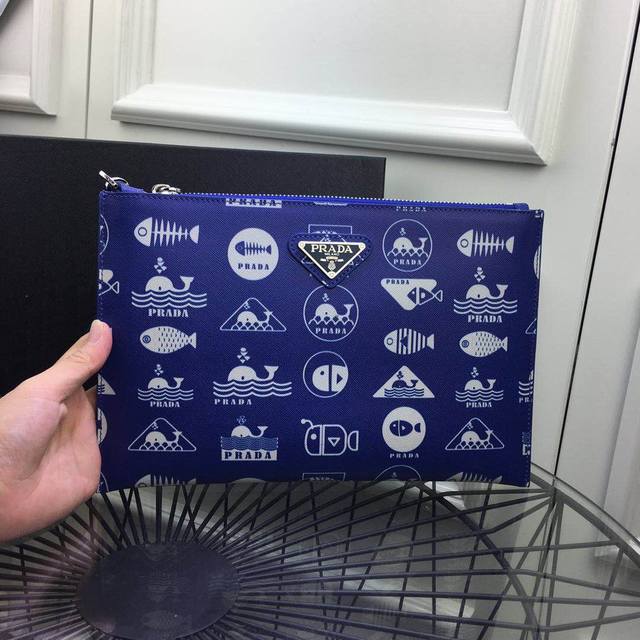 原单品质 顶级货 普拉达手包经典火爆出货拉、无添加任何效果 顶级进口原版牛皮、超高清五金Logo标志、超舒适手感软柔皮质、超高技术贴皮设计压线制作、专用五金、专