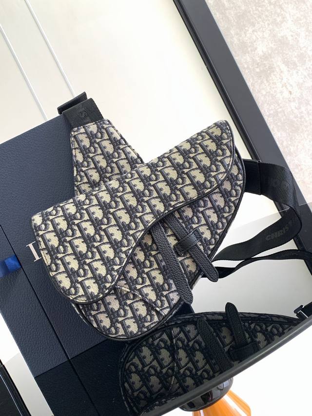 原单配盒子 迪马鞍包 情侣款 马鞍包 原单品质 男士单品分享 斜挎包 男款的Saddle Bag强势推！！ 新任设计师Kim Jones首次操刀设计的第一季度，