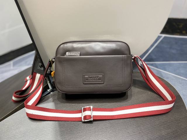 Bally巴利男士斜挎包 Size:27X8X18Cm 头层牛皮制作,定制五金配件,拉链开合既方便实用又增加安全感。正面饰有品牌Logo,背带为品牌标志性的Tr Bally巴利男士斜挎包 Size:27X8X18Cm 头层牛皮制作,定制五金配件,拉链开合既方便实用又增加安全感。正面饰有品牌Logo,背带为品牌标志性的Tr