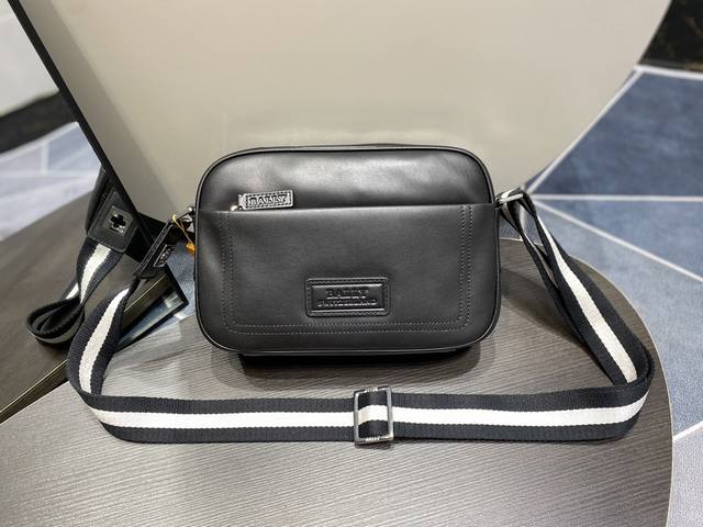 Bally巴利男士斜挎包 Size:27X8X18Cm 头层牛皮制作,定制五金配件,拉链开合既方便实用又增加安全感。正面饰有品牌Logo,背带为品牌标志性的Tr Bally巴利男士斜挎包 Size:27X8X18Cm 头层牛皮制作,定制五金配件,拉链开合既方便实用又增加安全感。正面饰有品牌Logo,背带为品牌标志性的Tr