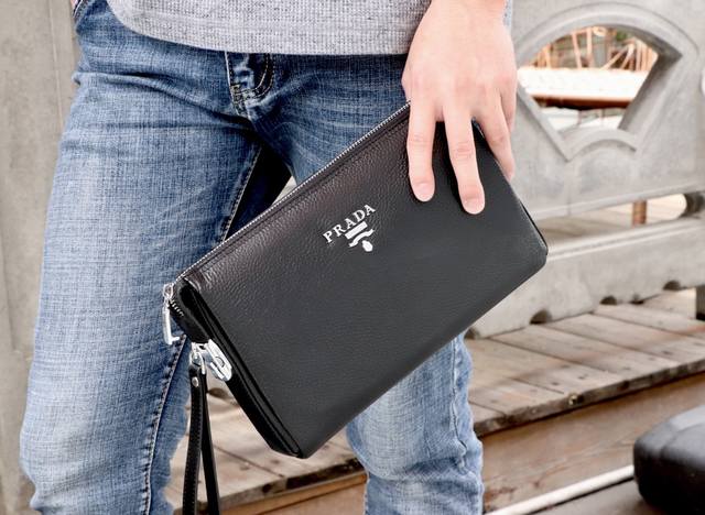 批 到货 Prada爆款密码锁；富贵代表作～～真正的纯牛皮，有皮的味道，型号33015-1...独家火爆款关注；..巴黎首展Ceo重磅推荐款Prada普拉达顶端