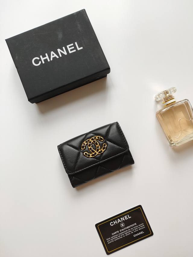 Chanel 新款口盖零钱包 今年最新Logo搭配大菱格，采用进口小羊皮与复古五金 这款卡包容量很大，一百块对2折能放一千左右，还能塞2.3张卡，很实用！款号A