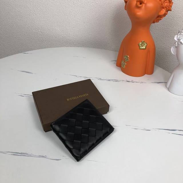 Bv编织钱夹短款采用顶级进口打蜡牛皮纯手工编织绵绵有序时尚简约卓越手工内设8卡位型号：1730-1# 中号编织 颜色：黑色，尺寸：11.5*10*2Cm