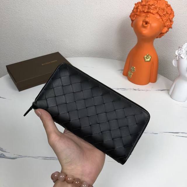 Bv葆蝶家钱包采用进口打蜡牛皮纯手工编织皮质越用越柔软光滑细腻款号：1256# 中号编制 ，颜色：黑色，规格：19 10 2Cm。