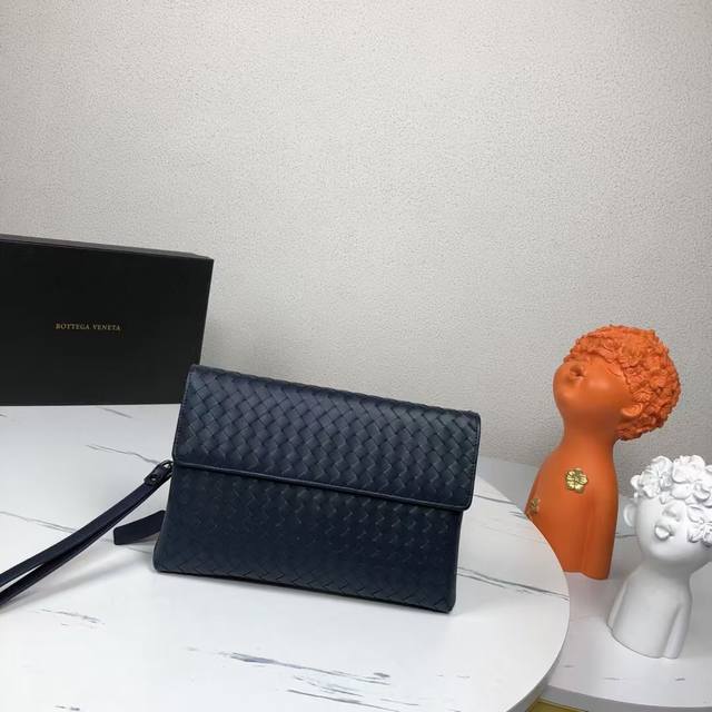 配盒子 Bv休闲手拿包采用进口打腊牛皮，独特的设计风格完美至极！让时尚变得无止境 那质感和 那手工无可挑剔，独一无二的它，大气中有内涵。所有材料都精挑细选用用心