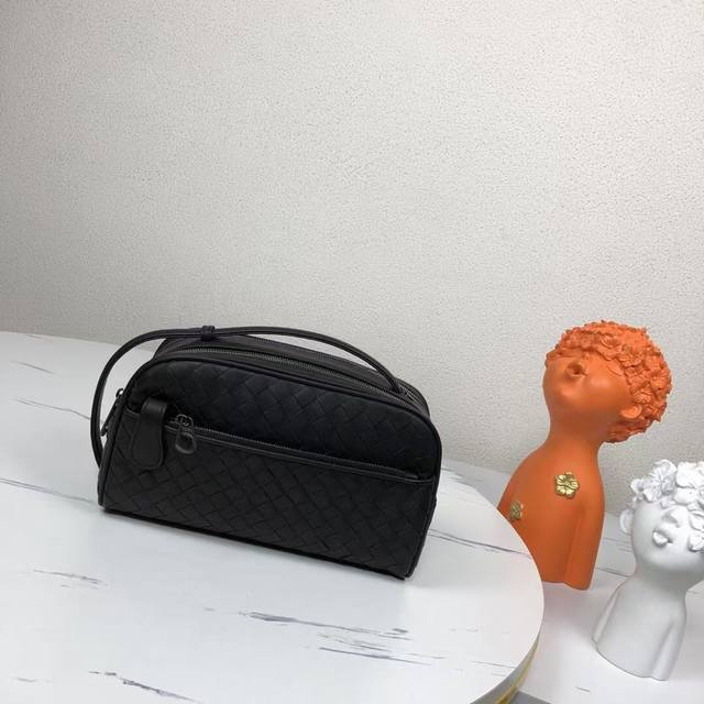 Bv海外原单品质专柜同步狠货来袭顶级打蜡牛皮，专柜原单五金，独特的设计风格完美至极！让时尚变得无止境 那质感和 那手工无可挑剔，独一无二的它，大气中有内涵。所有