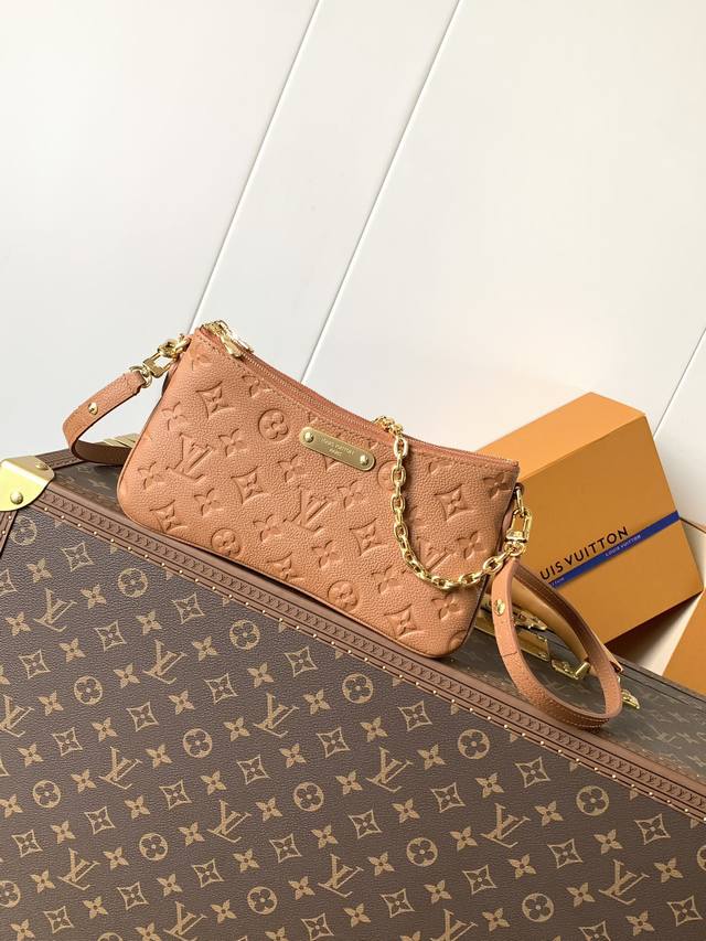 顶级原单，变码芯片，钢扣五金系列 M83301黑色 M11916 土黄 Monogram Empreinte 皮革的Liv Pochette可紧贴手臂。它配有一