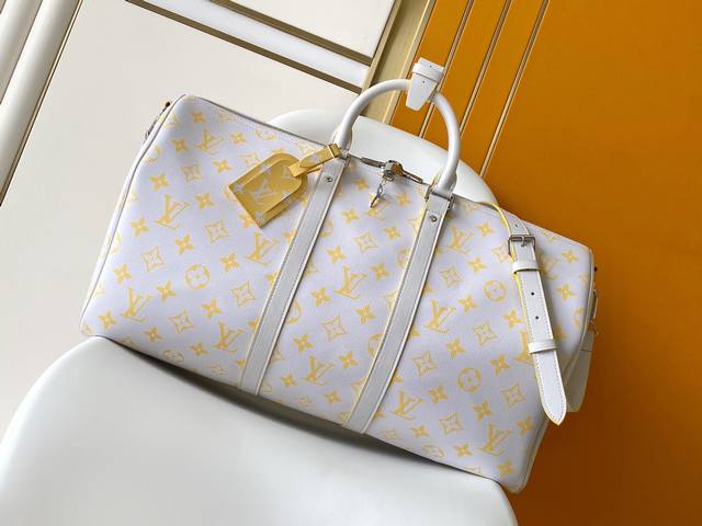 M14834 白色 163C01变码芯片本款 Keepall BandoulièRe 50 旅行袋取材缤纷 Monogram Glow 帆布，再将色调相反的 M