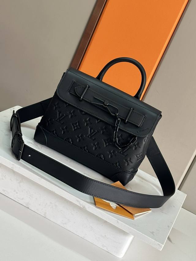 顶级原单型号：M24436压花 新版男女通用本款 Steamer 小号手袋为柔软 Monogram 压纹 Taurillon 皮革融入标志性链条和饰针搭扣，回溯